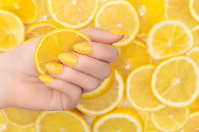 Sundat gelové nehty citronem a octem